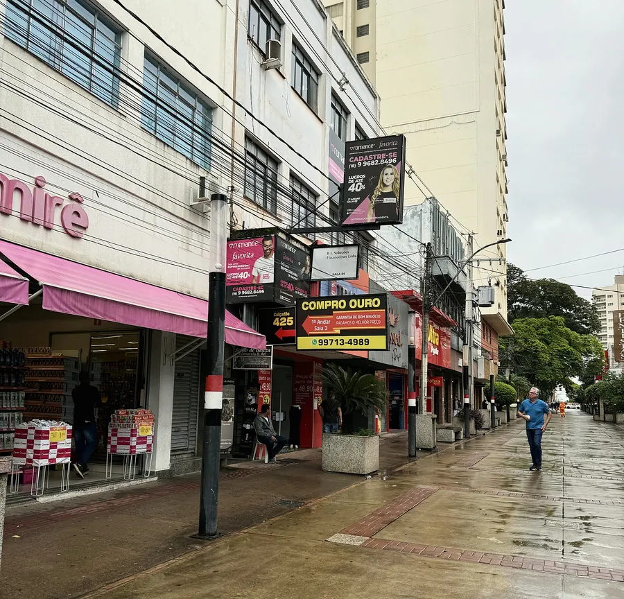 Calçadão de Presidente Prudente com a placa Compro Ouro da TH Joias