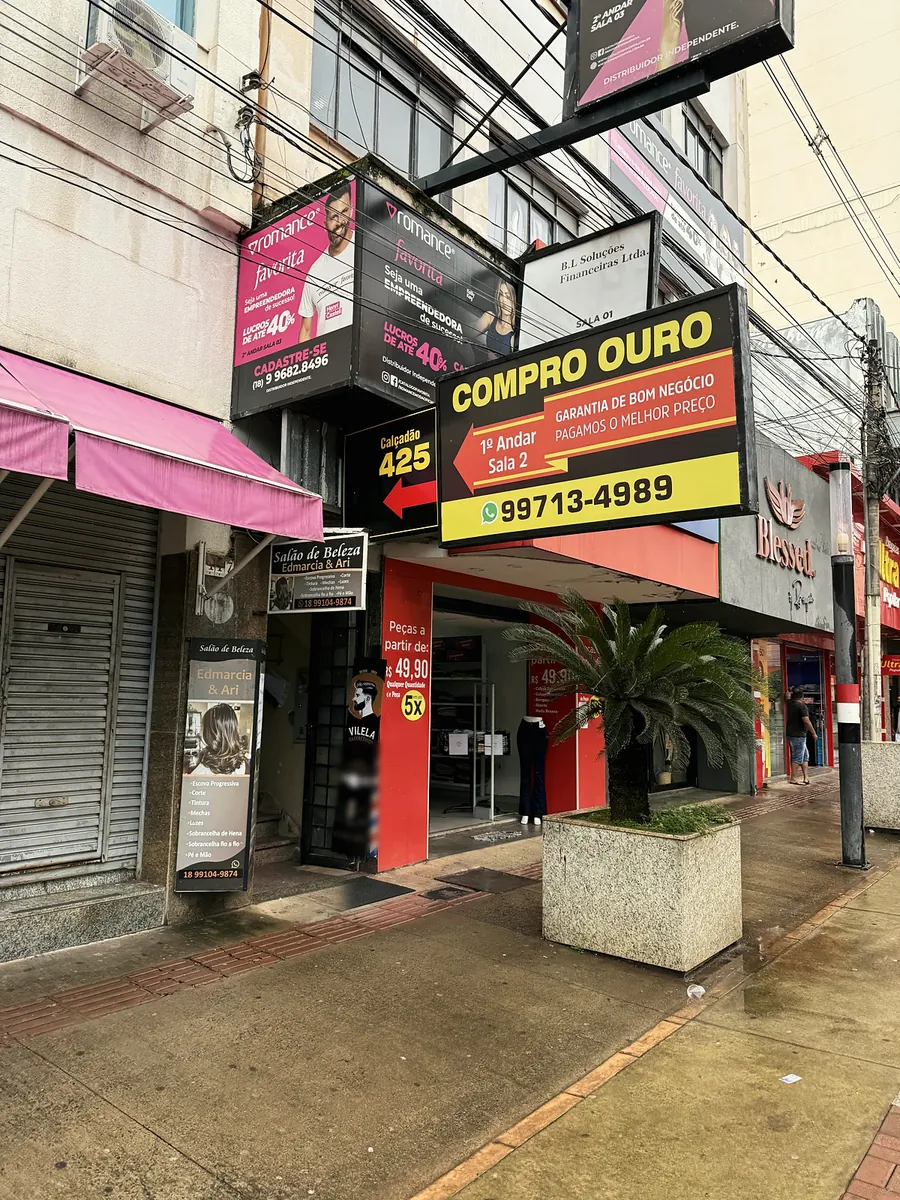 Entrada da TH Joias no calçadão de Presidente Prudente, com a placa Compro Ouro 1º andar sala 2