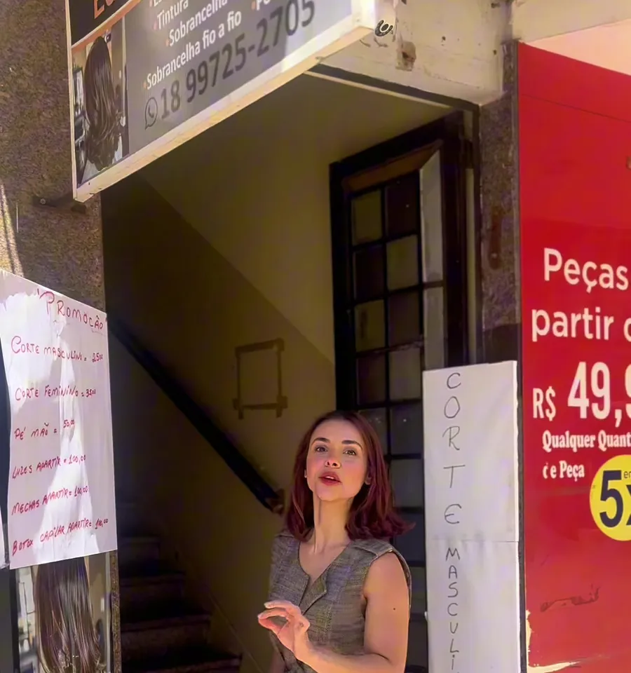 Entrada do prédio ao lado do salão de beleza, no número 425