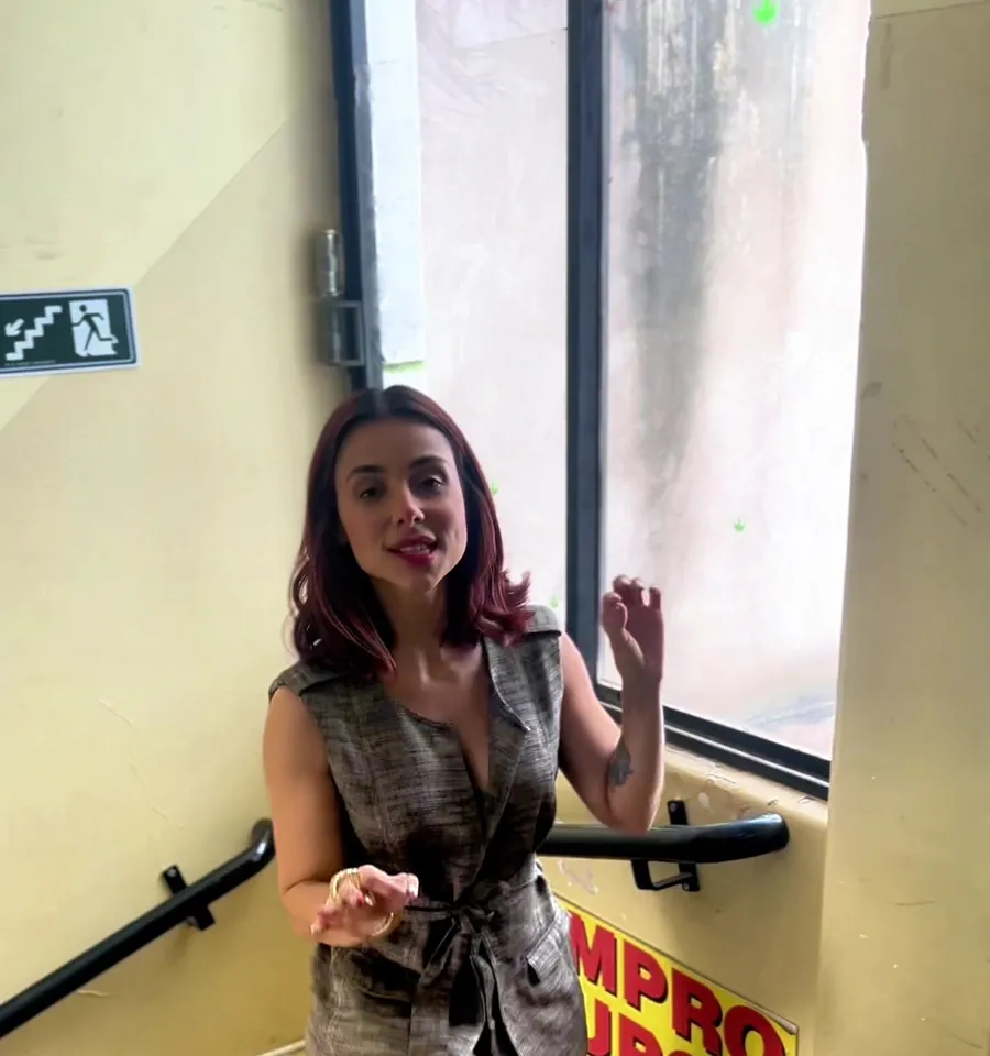 Escada com placa amarela Compro Ouro indicando o 1º andar