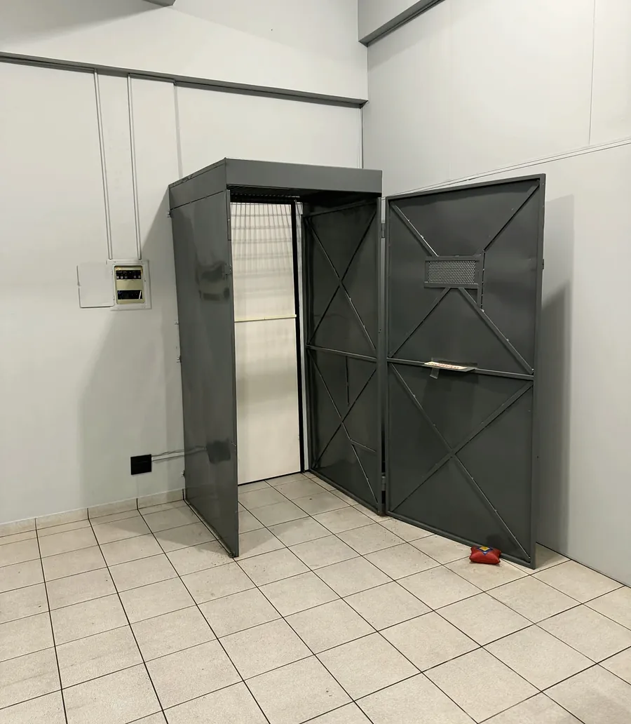 Porta de segurança de aço em eclusa na entrada da sala de atendimento da TH Joias