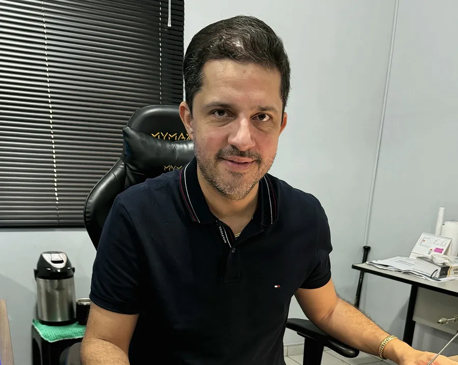 Thiago, avaliador da TH Joias Compro Ouro, na mesa de atendimento em Presidente Prudente